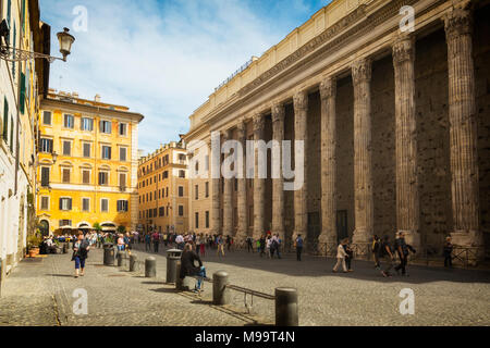 Rome, Italie. L'autre façade du temple d'Hadrien à Piazza de Pietra. Un bâtiment du 17ème siècle a été construite derrière la façade. L'hist Banque D'Images