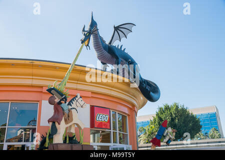 Los Angeles, 18 févr. : Big Blue dragon du célèbre magasin Lego sur février 18, 2018 à Los Angeles Banque D'Images