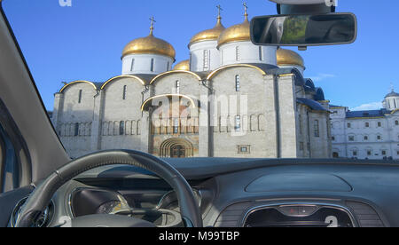 Regarder à travers un pare-brise de voiture avec vue sur la cathédrale de la Dormition à l'intérieur du Kremlin de Moscou, Russie Banque D'Images