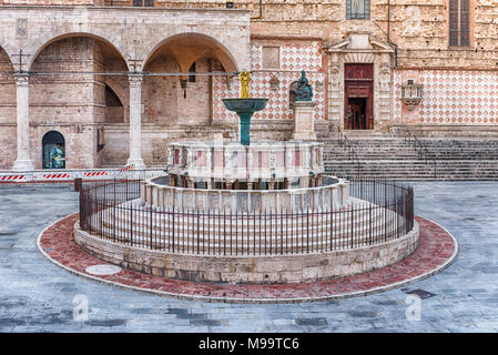 Vue de la Fontana Maggiore, fontaine médiévale monumentale située entre la cathédrale et le Palazzo dei Priori dans la ville de Pérouse, Italie Banque D'Images