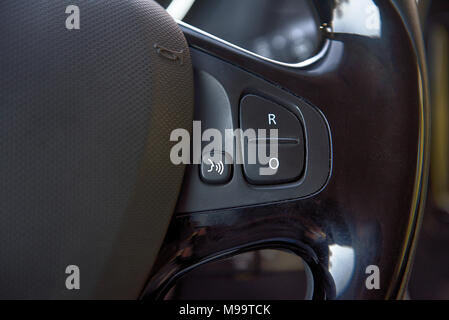 Intérieur d'une voiture avec de gros plan des boutons de commande sur le volant Banque D'Images