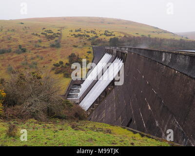 L'eau s'écoule plus de Meldon Barrage avec le vent fouettant jusqu'spray, Meldon réservoir, le Dartmoor Banque D'Images