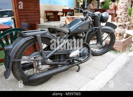 Une moto d'époque dans la rue de la ville bulgare. Banque D'Images