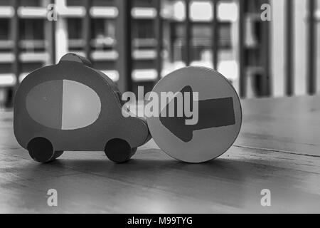 Voitures jouet en bois avec la flèche sur le cercle sur la table. Banque D'Images