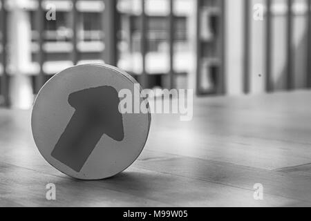 Jouet en bois flèche sur le cercle sur la table. Banque D'Images