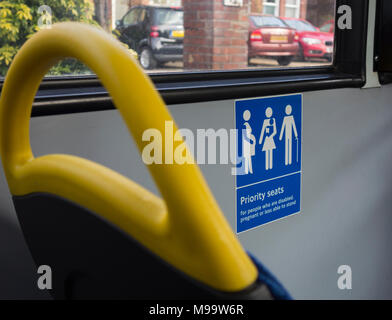 Siège prioritaire la signalisation pour personnes handicapées et les femmes enceintes les passagers d'un bus à Londres TFL Banque D'Images