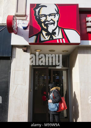 KFC, Kentucky Fried Chicken sur King Street, Hammersmith, London, W6, UK Banque D'Images