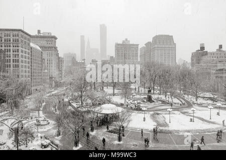 Union Square Park en hiver sous la neige (noir& blanc). Manhattan, New York City Banque D'Images