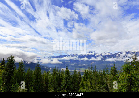 Belle vue sur le point de forêt et montagnes à Revelstoke, en Colombie-Britannique, Canada. Banque D'Images