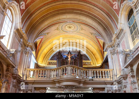 Lisbonne, Portugal. Baroque Choir balcon, orgue à tuyaux, crucifix. L'église de Santo Antonio de Lisboa. Saint Antoine de Padoue / Padova / Lisbonne berceau Banque D'Images