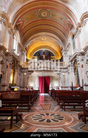 Lisbonne, Portugal. Santo Antonio de Lisboa nef de l'Église. Saint Antoine de Padoue / Padova / Lisbonne de naissance. Balcon, choeur et orgue à tuyaux crucifix Banque D'Images