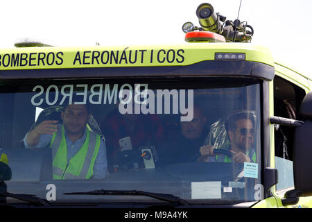 Valencia, Carabobo, Venezuela. Mar 23, 2018. 22 mars, 2018. Rafael Lacava (R), gouverneur de l'État de Carabobo au Venezuela, conduire un camion de pompiers aéronautiques au cours de l'inauguration de la nouvelle liaison aérienne de Valencia, Carabobo à Santo Domingo et Punta Cana en République Dominicaine. Photo : Juan Carlos Hernandez Crédit : Juan Carlos Hernandez/ZUMA/Alamy Fil Live News Banque D'Images