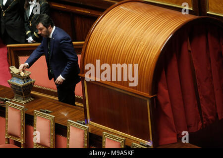 Rome, Italie. 23 mars, 2018. Matteo Salvini Roma 23/03/2018. Prima seduta al Senato dopo le elezioni. 23 mars 2018 à Rome. Sénat. Première séance au Sénat après les élections. Foto Samantha Zucchi Insidefoto insidefoto Crédit : srl/Alamy Live News Banque D'Images