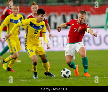 BUDAPEST, HONGRIE - le 23 mars : Balazs Dzsudzsak # 7 de la Hongrie est en compétition pour le Baktiyor Zaynutdinov avec balle # 10 du Kazakhstan au cours de la match amical entre la Hongrie et le Kazakhstan à Groupama Arena le 23 mars 2018 à Budapest, Hongrie. Credit : Laszlo Szirtesi/Alamy Live News Banque D'Images