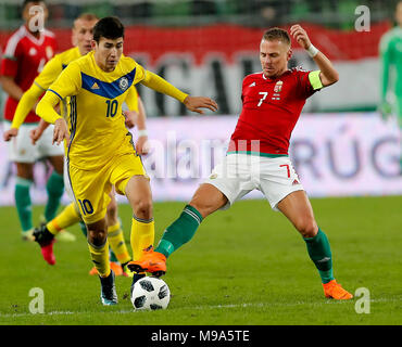 BUDAPEST, HONGRIE - le 23 mars : Balazs Dzsudzsak # 7 de la Hongrie est en compétition pour le Baktiyor Zaynutdinov avec balle # 10 du Kazakhstan au cours de la match amical entre la Hongrie et le Kazakhstan à Groupama Arena le 23 mars 2018 à Budapest, Hongrie. Credit : Laszlo Szirtesi/Alamy Live News Banque D'Images