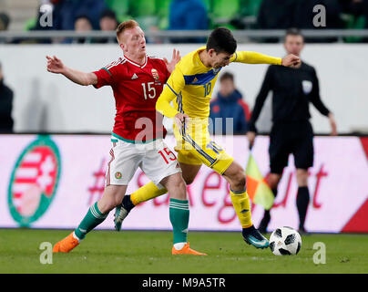BUDAPEST, HONGRIE - le 23 mars : Laszlo Kleinheisler # 15 de la Hongrie se bat pour la balle avec Baktiyor Zaynutdinov # 10 du Kazakhstan au cours de la match amical entre la Hongrie et le Kazakhstan à Groupama Arena le 23 mars 2018 à Budapest, Hongrie. Credit : Laszlo Szirtesi/Alamy Live News Banque D'Images
