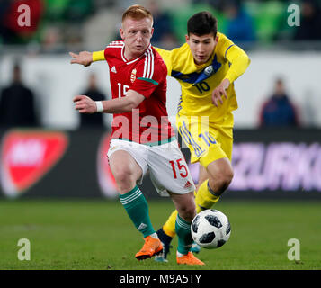 BUDAPEST, HONGRIE - le 23 mars : Laszlo Kleinheisler # 15 de la Hongrie est en compétition pour le Baktiyor Zaynutdinov avec balle # 10 du Kazakhstan au cours de la match amical entre la Hongrie et le Kazakhstan à Groupama Arena le 23 mars 2018 à Budapest, Hongrie. Credit : Laszlo Szirtesi/Alamy Live News Banque D'Images
