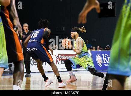 Worcester, Royaume-Uni. 23 mars, 2018. Mackey McKnight du Sheffield Sharks dribble la balle dans leur match contre Worcester Wolves. Requins sortir à bon crédit 96-92 : Julia Summers/JS Sport Photographie Banque D'Images