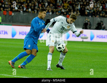 Moscou, Russie - le 23 mars 2018. Le milieu de terrain russe Alexeï Miranchuk et Brésil milieu de Casemiro test match international au cours de la Russie contre le Brésil à Moscou. Credit : Alizada Studios/Alamy Live News Banque D'Images