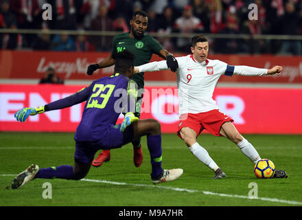 Wroclaw, Pologne. Mar 23, 2018. Robert Lewandowski (R) de la Pologne au cours des attaques un match amical match entre la Pologne et le Nigéria à Wroclaw, en Pologne, le 23 mars 2018. Le Nigeria a gagné 1-0. Credit : Jaap Arriens/Xinhua/Alamy Live News Banque D'Images