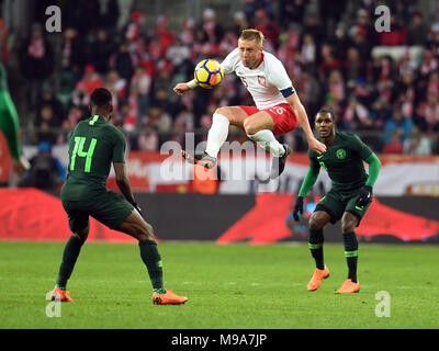 Wroclaw, Pologne. Mar 23, 2018. Kamil Glik (C) de la Pologne contrôle la balle lors d'un match amical international entre la Pologne et le Nigéria à Wroclaw, en Pologne, le 23 mars 2018. Le Nigeria a gagné 1-0. Credit : Jaap Arriens/Xinhua/Alamy Live News Banque D'Images