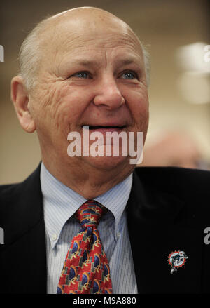 Fichier. Mar 23, 2018. HARRY WAYNE HUIZENGA (naissance : 29 décembre 1937 décès : 22 mars 2018) était un homme d'affaires et entrepreneur. Il était le propriétaire de Blockbuster Video, AutoNation, Waste Management, Inc., les dauphins de Miami de la Ligue nationale de football, les Panthers de la Floride de la Ligue nationale de hockey, et les Marlins de la Floride de la Ligue Majeure de Baseball. Sur la photo : le 25 janvier 2011 - Ft. Lauderdale, Floride, États-Unis - Wayne Huizenga, fondateur de AutoNation, écoute une présentation par R. Bloom au siège. AutoNation Credit : Sun-Sentinel/ZUMAPRESS.com/Alamy Live News Banque D'Images