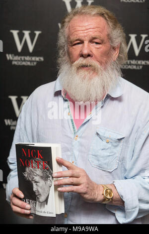 Londres, Royaume-Uni. 23 mars, 2018. L'acteur américain Nicke Nolte assiste à une séance de signature pour son Waterstones rebelle autobiographie, Ma vie en dehors des lignes, London, UK Crédit : Raymond Tang/Alamy Live News Banque D'Images