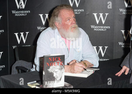 Londres, Royaume-Uni. 23 mars, 2018. L'acteur américain Nicke Nolte assiste à une séance de signature pour son Waterstones rebelle autobiographie, Ma vie en dehors des lignes, London, UK Crédit : Raymond Tang/Alamy Live News Banque D'Images