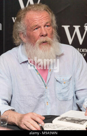 Londres, Royaume-Uni. 23 mars, 2018. L'acteur américain Nicke Nolte assiste à une séance de signature pour son Waterstones rebelle autobiographie, Ma vie en dehors des lignes, London, UK Crédit : Raymond Tang/Alamy Live News Banque D'Images