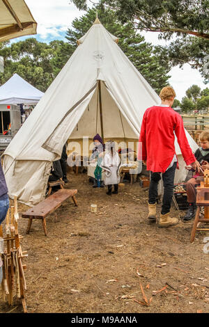 Victoria, Australie. 24 mars, 2018. Toute l'action d'un jour l'un des champs d'or fête médiévale y compris une séance de joute et toute la couleur de l'affiche et les costumes. Credit : brett keating/Alamy Live News Banque D'Images