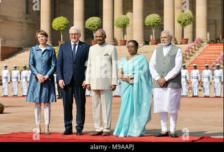 New Delhi, Inde. 24Th Mar, 2018. Le Président de l'Inde Kovind Ram Nath (C), sa femme Kovind Savita (2e R) et le Premier Ministre indien Narendra Modi (R) 1ère visite bienvenue Président allemand Frank-Walter Steinmeier (2L) et son épouse Elke Budenbender à New Delhi, Inde, le 24 mars 2018. Credit : Partha Sarkar/Xinhua/Alamy Live News Banque D'Images