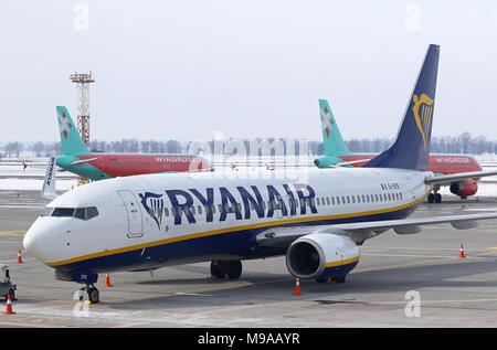 Boryspil, Ukraine. 23 mars, 2018. Le premier avion a atterri à Ryanair de l'aéroport Borispol de Kiev. En ce jour, Ryanair signe l'accord d'entrer dans le marché ukrainien. Crédit : Oleksandr Prykhodko/Alamy Live News Banque D'Images