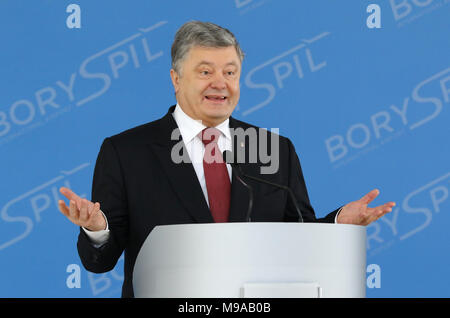 Boryspil, Ukraine. 23 mars, 2018. Le président de Lukraine Porochenko fait un discours lors de la conférence de presse officiel de Ryanair à l'aéroport de Boryspil Kiev dédiée à l'entrée sur le marché de l'Ukraine. Crédit : Oleksandr Prykhodko/Alamy Live News Banque D'Images