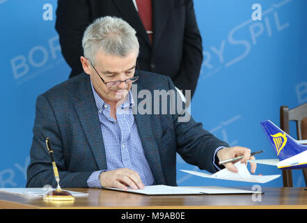 Boryspil, Ukraine. 23 mars, 2018. Le chef de la direction de Ryanair Michael O'Leary signe un accord avec Boryspil Kiev Lviv et les aéroports. Crédit : Oleksandr Prykhodko/Alamy Live News Banque D'Images