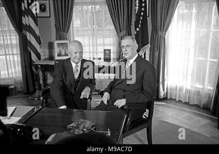 Déposée - Le président des États-Unis, Dwight D. Eisenhower, gauche, rencontre le président français Charles de Gaulle dans le bureau ovale de la Maison Blanche à Washington, DC Le 25 avril 1960. Credit : Benjamin E. 'Gene' Forte/CNP - AUCUN FIL SERVICE · Photo : Benjamin E. 'gene' Forte/consolidé Nouvelles Photos/Benjamin E. 'Gene' Forte - CNP Banque D'Images