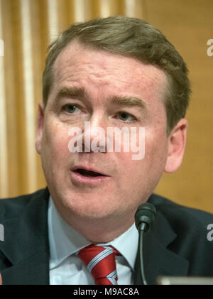 Washington, USA. Mar 22, 2018. États-unis le Sénateur Michael Bennett (démocrate de Californie) questions Robert Lighthizer, représentant américain du commerce, comme il témoigne devant le comité sénatorial des finances sur "La politique commerciale 2018 du Président Ordre du jour' sur la colline du Capitole à Washington, DC le Jeudi, Mars 22, 2018. Credit : Ron Sachs/CNP - PAS DE SERVICE DE FIL · Credit : Ron Sachs/consolidé Nouvelles Photos/Ron Sachs - CNP/dpa/Alamy Live News Banque D'Images