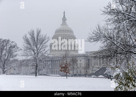 Washington, USA. Mar 21, 2018. Du Capitole des États-Unis est vu sur un après-midi de neige à Washington, DC Le 21 mars 2018. Crédit : Alex Edelman/CNP - PAS DE SERVICE DE FIL · Crédit : Alex Edelman/consolidé Nouvelles Photos/Alex Edelman - CNP/dpa/Alamy Live News Banque D'Images