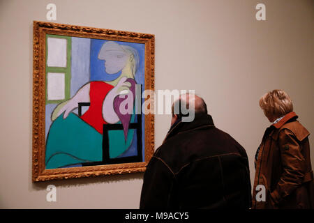 London, Londres, Royaume-Uni. 24Th Mar, 2018. Personnes visitent l'exposition 'EY Picasso 1932 - L'amour, la gloire, la tragédie qui a eu lieu à la Tate Modern, Londres, Angleterre le 24 mars 2018. L'exposition s'achèvera le 9 septembre prochain. Credit : Han Yan/Xinhua/Alamy Live News Banque D'Images