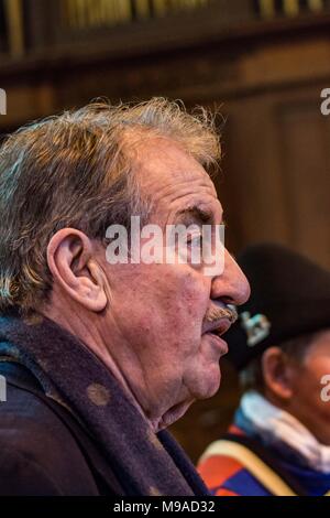 , LEOMINSTER HEREFORDSHIRE, Royaume-Uni - 24 mars : l'acteur John Challis pose pour une photo avec Dave Bird de Cheltenham qui s'était rendu à obtenir un autographe pour sa fille qui vit à Plymouth. Vu à la fête médiévale dans la ville de Leominster le 24 mars 2018. L'acteur qui curren Crédit : Jim Wood/Alamy Live News Banque D'Images