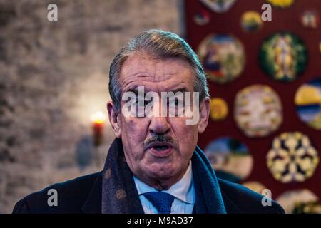 , LEOMINSTER HEREFORDSHIRE, Royaume-Uni - 24 mars : l'acteur John Challis ouvre la Fête médiévale annuelle dans la ville de Leominster le 24 mars 2018. L'acteur qui en ce moment stars dans la série comique et Benidorm se trouve dans le Herefordshire ravi les foules qui se sont réunis pour voir l'ouverture de la fête médiévale un jour Crédit : Jim Wood/Alamy Live News Banque D'Images