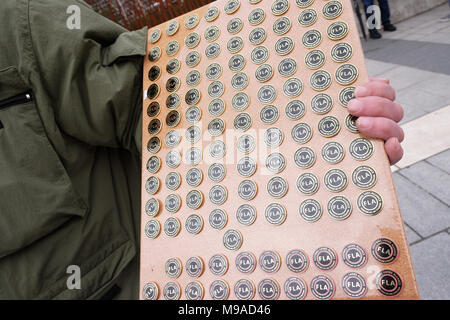 Birmingham, UK - Samedi 24 Mars 2018 - Insignes en vente pour le FLA, lors d'une manifestation et de mars par la Football Alliance Lads FLA ( ) à Birmingham. Photo Steven Mai / Alamy Live News Banque D'Images