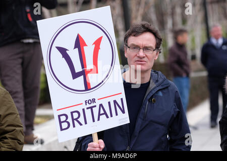 Birmingham, UK - Samedi 24 Mars 2018 - avec un manifestant pour la Grande-Bretagne placard durant la démonstration et de mars par le gars de Football Alliance ( ) en FLA Birmingham. Photo Steven Mai / Alamy Live News Banque D'Images