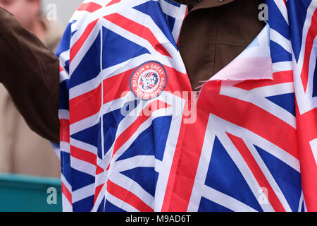 Birmingham, UK - Samedi 24 Mars 2018 - port d'un manifestant à nouveau faire la Grande-Bretagne Grand badge à la démonstration et de mars par le gars de Football Alliance ( ) en FLA Birmingham. Photo Steven Mai / Alamy Live News Banque D'Images