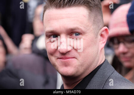 Birmingham, UK - Samedi 24 Mars 2018 - Tommy Robinson militant et ancien leader de l'EDL à la démonstration et de mars par le gars de Football Alliance ( ) en FLA Birmingham. Photo Steven Mai / Alamy Live News Banque D'Images