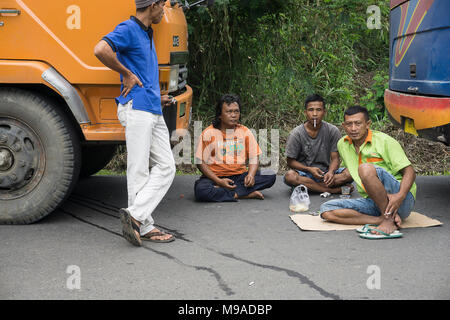 Lahat, Indonésie. 23ème mars, 2018.Les pilotes qui sont en attente pour la file d'attente pour passer à travers le Endikat pont. Banque D'Images