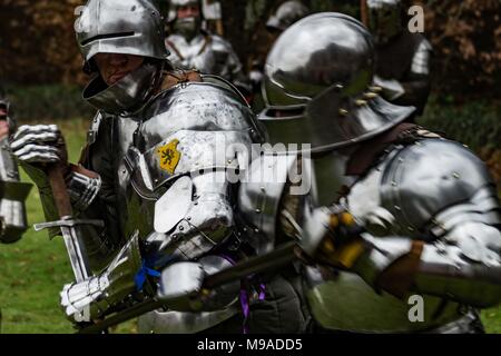 , LEOMINSTER HEREFORDSHIRE, Royaume-Uni - 24 mars : de reconstitution historique habillé en armure s'engager dans une main à l'autre bataille que les foules se rassemblent pour profiter d'un affichage à l'époque médiévale Pageant dans la ville de Leominster le 24 mars 2018. Crédit : Jim Wood/Alamy Live News Banque D'Images