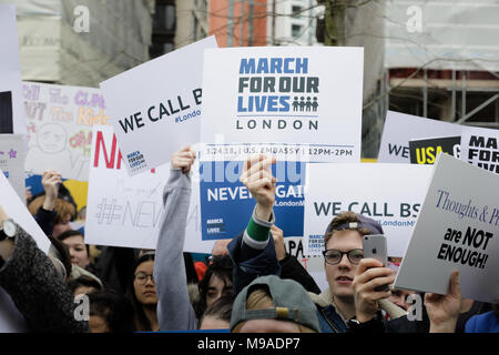 Londres, Royaume-Uni. 24 mars, 2018. Meeting de protestation 'Marche pour la Vie' organisée par l'US étrangers faisant des études à la London School of Economics en solidarité avec un mars du même nom dans la région de Washington DC par les élèves directement concernés par la prise de masse Marjory Stoneman Douglas à la High School de la ville de parc, en Floride, le Jour de Valentines. Londres. 24 mars 2018 Crédit : Chris Aubrey/Alamy Live News Banque D'Images