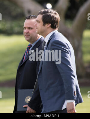 Dan Scavino, Directeur de la Maison Blanche des médias sociaux et d'adjoint au président, et Johnny' DeStefano, Adjoint au président et conseiller du Président, à pied de Marine One en tant que Président des Etats-Unis, Donald J. Trump se prépare à quitter la Maison Blanche à Washington, DC le vendredi 23 mars, 2018. Credit : Ron Sachs/CNP /MediaPunch Banque D'Images