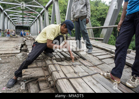 Lahat, Indonésie. 23ème mars, 2018. La route les régulateurs sont la réparation du pont d'urgence. Banque D'Images