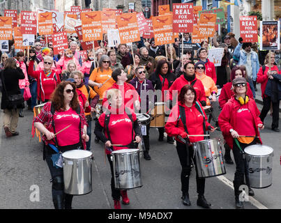 Edimbourg, Ecosse, Royaume-Uni. 24 mars 2018. Pour les Renards Mars dans le centre-ville d'Édimbourg. De protestation organisée par des groupes comme ligue contre les Sports cruels et l'IFAW, de faire campagne pour une interdiction de la chasse au renard en Ecosse. Credit : Iain Masterton/Alamy Live News Banque D'Images
